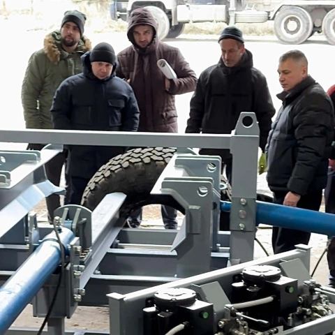 Ще більше фото Прес верстат для монтажу-демонтажу Run-Flat вставок броньованих коліс для бригади Кара-Даг Гвардія наступу