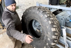 Ще більше фото Передали бригаді Кара-Даг Гвардія наступу прес-верстат для Run-Flat вставок броньованих коліс