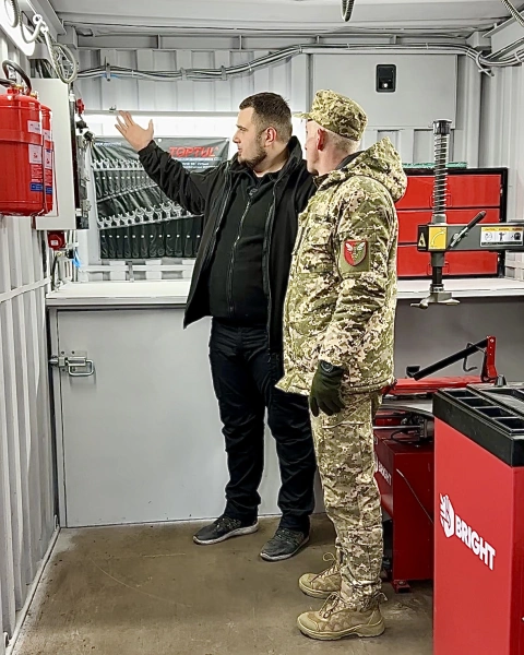 Ще більше фото Вантажний мобільний шиномонтажний комплекс на базі контейнеру для 38-го Зенітного ракетного полку
