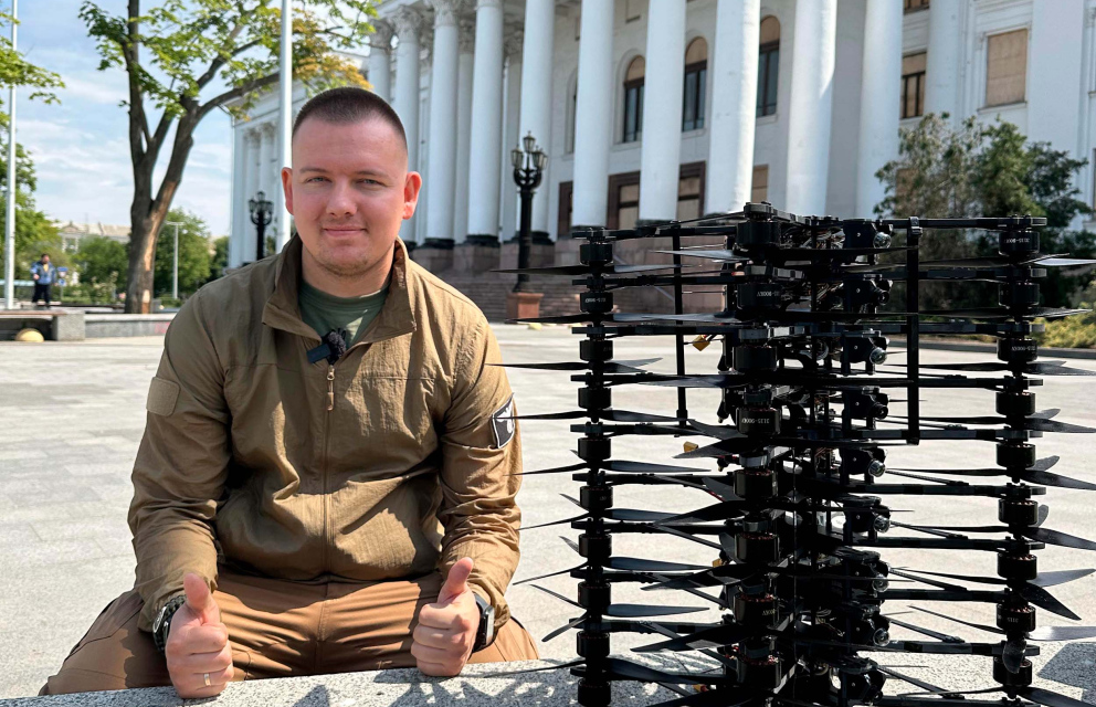 Дивитись фото Краматорськ, центральна площа, передали 10 FPV дронів та АКБ для 54-ої ОМБр