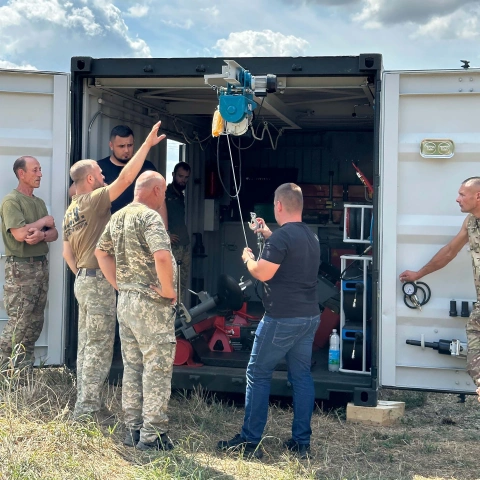 Ще більше фото Вантажний мобільний шиномонтажний комплекс Big-Locker для 214-го окремого спеціального батальйону OPFOR