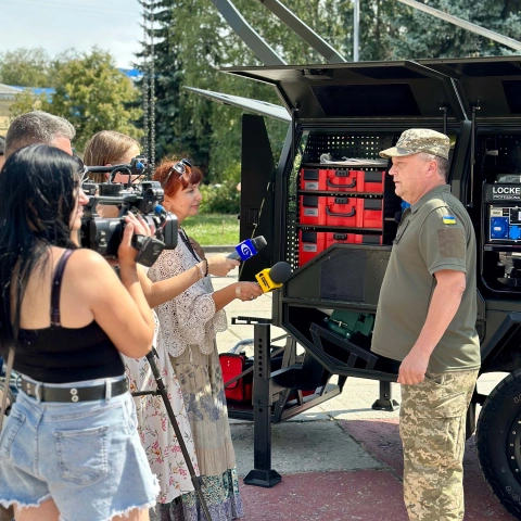 Ще більше фото Переобладнання пікапу в майстерню Locker для 153-ої ОМБр