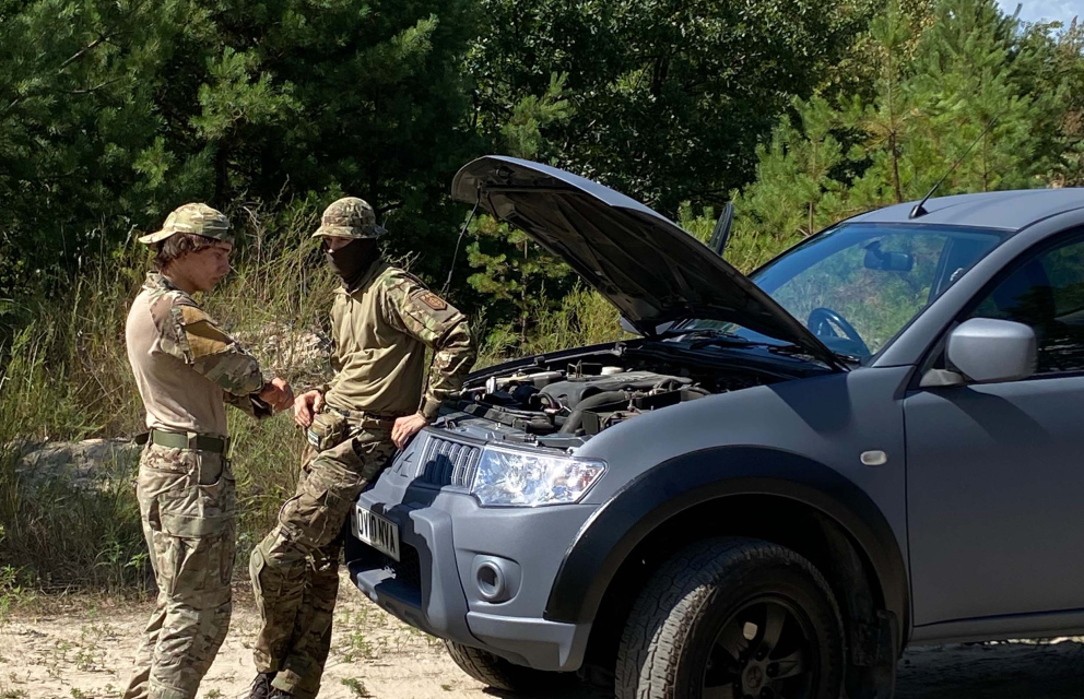 Дивитись фото Підрозділ РДК отримав перший повнопривідний пікап від фонду
