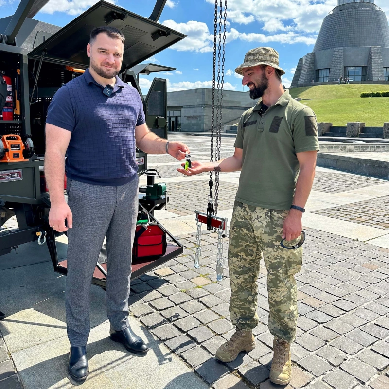 Фото до проекту Converting pickup truck into a mobile workshop and a universal tank in a container for the 45th OAB 3