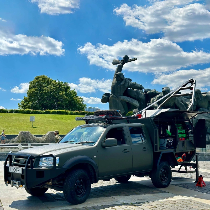 Фото до проекту Converting pickup truck into a mobile workshop and a universal tank in a container for the 45th OAB 4
