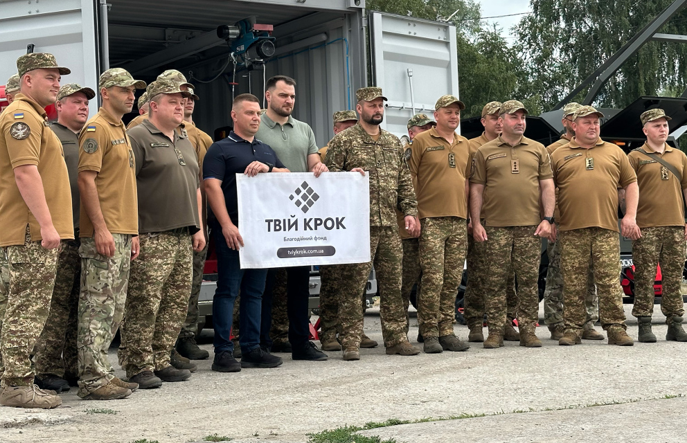 Дивитись фото Нацгвардійці отримали мобільний шиномонтажний комплекс Big Locker!