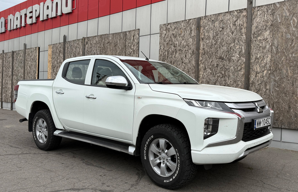 Дивитись фото Передали повнопривідний пікап L200 для воїнів 38-ої ОБрМП