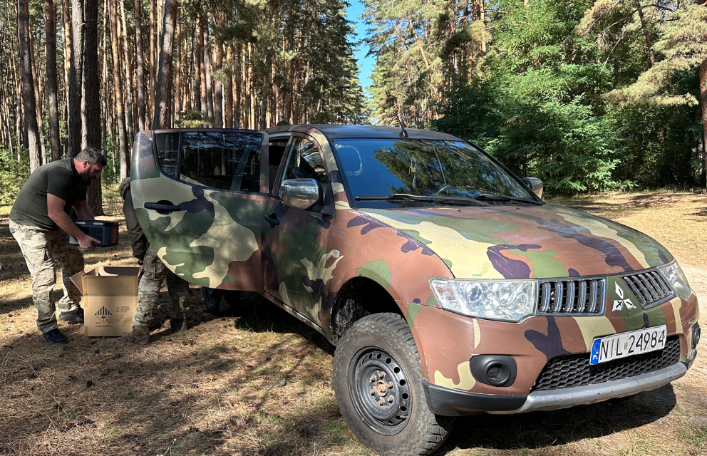 Дивитись фото Передано повнопривідний пікап і кілька зарядних станцій для воїнів в/ч А7047
