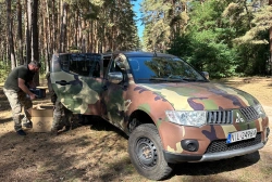 Ще більше фото Передано повнопривідний пікап і кілька зарядних станцій для воїнів в/ч А7047