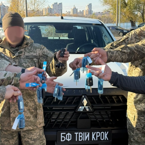Ще більше фото Вісім повнопривідних пікапів та майстерня Locker для Сил спеціальних операцій ЗСУ