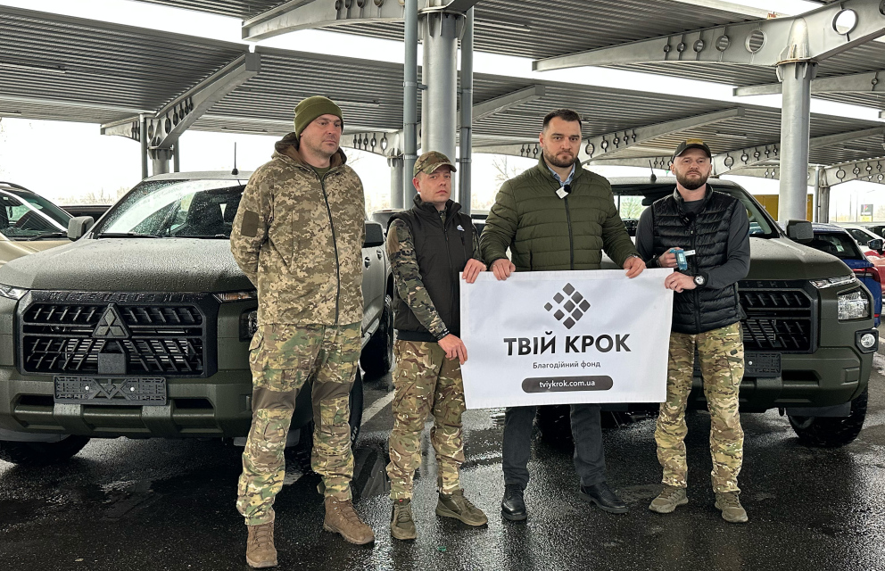 Дивитись фото Передано два повнопривідні пікапи для 141 окремої механізованої бригади