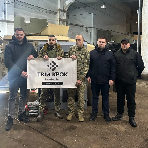 Ще більше фото Пресс гідравлічний та шафа для заряджання АКБ для 92 ОШБр ім. Івана Сірка