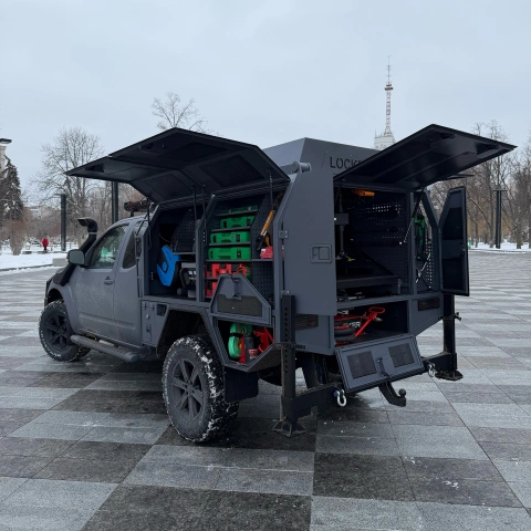 Ще більше фото Переобладнання пікапу в мобільну майстерню Locker для 92 ОШБр ім. Івана Сірка