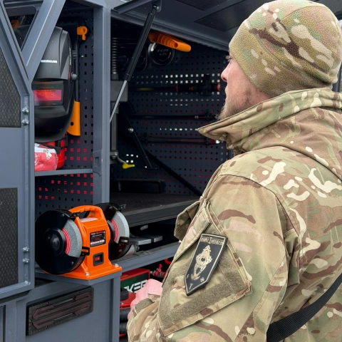 Ще більше фото Переобладнання пікапу в мобільну майстерню Locker для 92 ОШБр ім. Івана Сірка