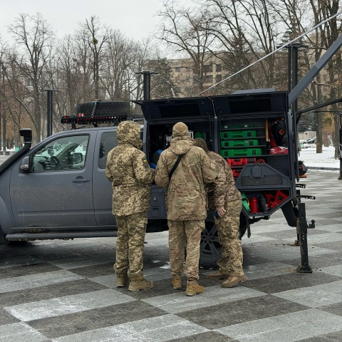 Ще більше фото Переобладнання пікапу в мобільну майстерню Locker для 92 ОШБр ім. Івана Сірка