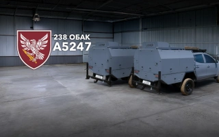 Дивитись фото Дві мобільні майстерні Locker для 238-го окремого батальйону авіаційних комплексів «Чорний Сокіл»