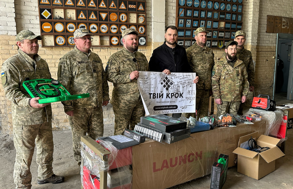 Дивитись фото Передано інструменти та автомобільний підйомник для військової частини А4440