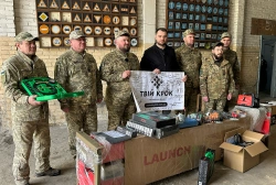 Ще більше фото Передано інструменти та автомобільний підйомник для військової частини А4440