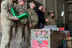 Ще більше фото Передано інструменти та автомобільний підйомник для військової частини А4440