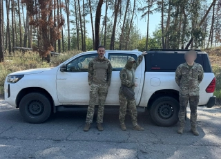 See photo П'ять сталевих кунгів для пікапів передано 3-му армійському корпусу!