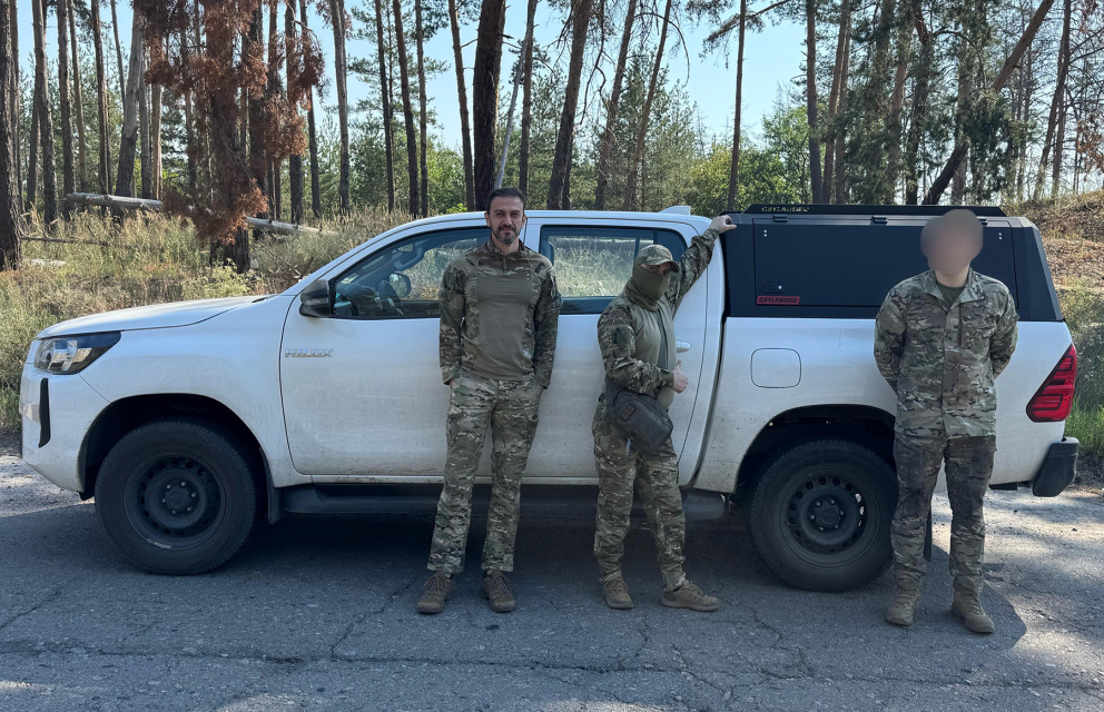 See photo П'ять сталевих кунгів для пікапів передано 3-му армійському корпусу!